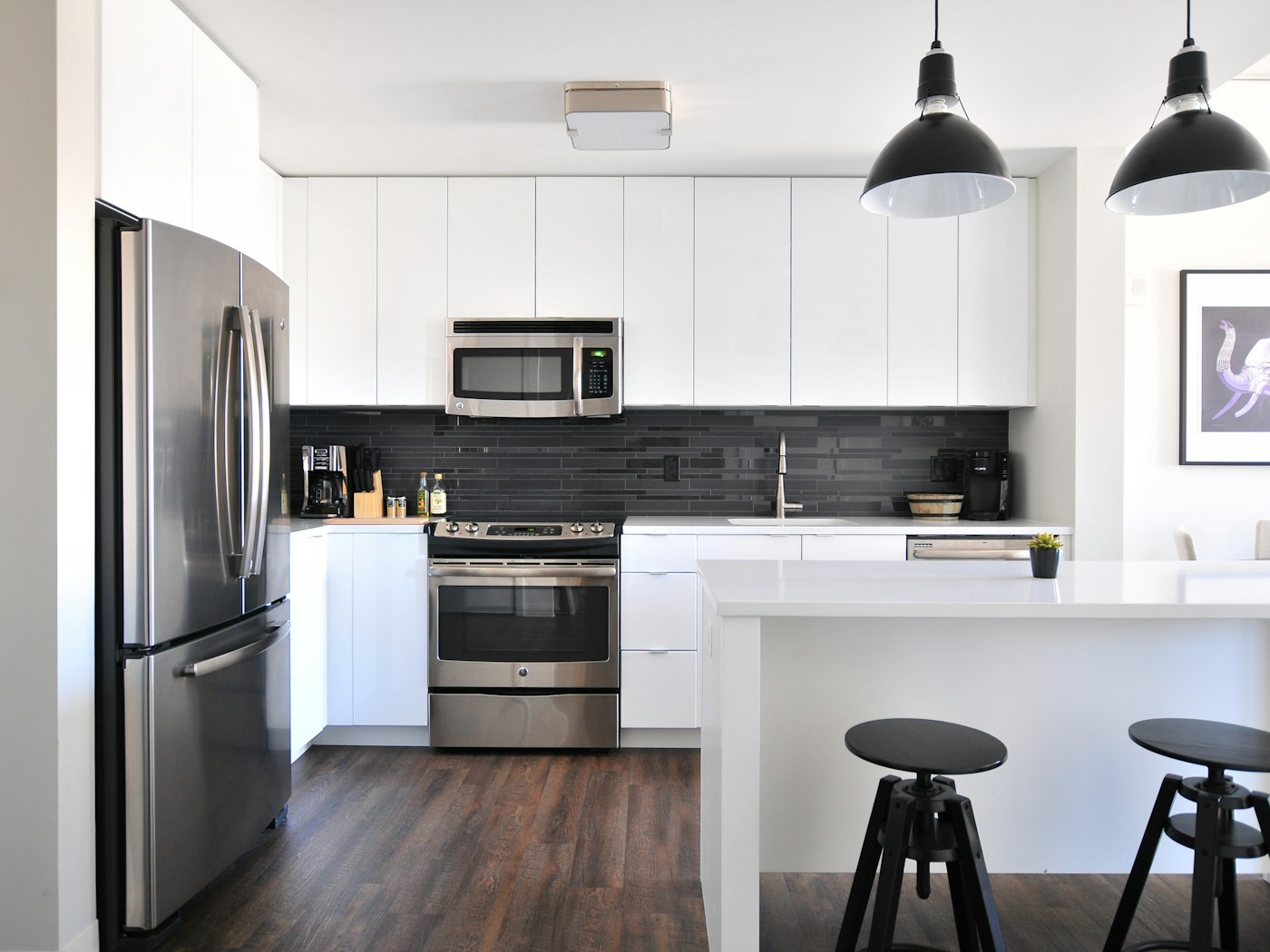 Compact bright kitchen with a discreet lidded waste bin